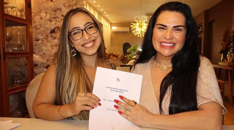 'Mais um livro est� a caminho. Pode chegar, 2025!', comemora Solange Gomes