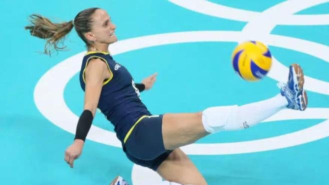 �cone do v�lei, Fabi se revolta com lei que tenta proibir Tifanny de jogar