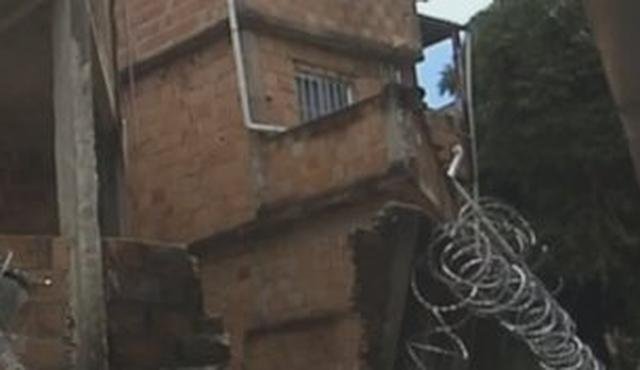 Muro cai e �rea ao lado do Hospital Evang�lico � evacuada devido ao risco de desabamento