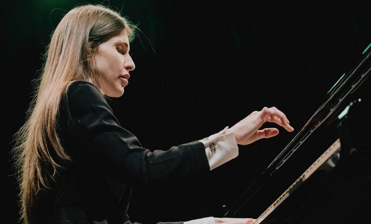 Juliana D'Agostini lan�a obra que mistura o cl�ssico e a cultura das ruas