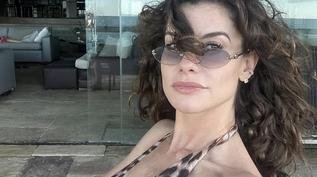 Aos 43 anos, Alinne Moraes surge de biquíni e encanta fãs com beleza