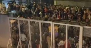 Foli�es ofendem fi�is na porta de igreja