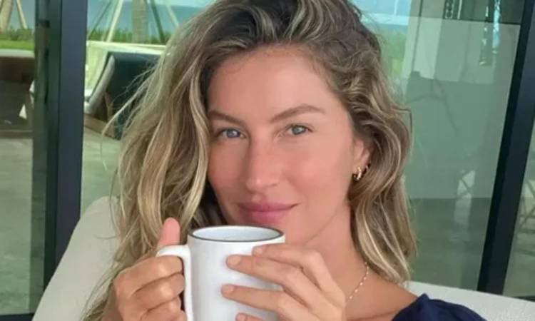 Foto de Gisele Bündchen bebendo chá
