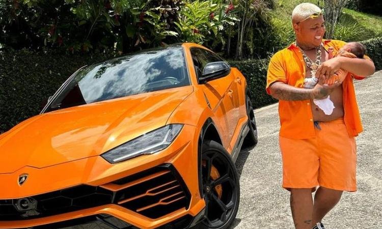 MC Ryan SP presenteia filha rec�m-nascida com carro luxuoso milion�rio