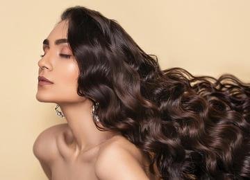 Cabeleireiros afirmam: 'Óleo no couro cabeludo fortalece o cabelo'
