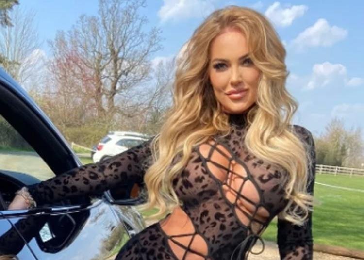  Aisleyne Horgan-Wallace posando para foto