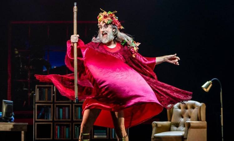 Andr� Dias sobe ao palco com Marcos Veras e Eliane Giardini em musical da Globo