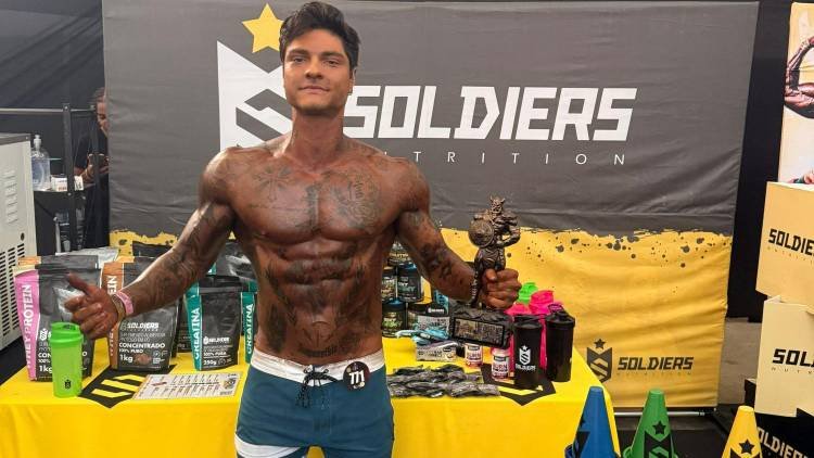 Depois de enfrentar graves transtornos alimentares na adolesc�ncia, cantor mostrou sua for�a no Muscle World