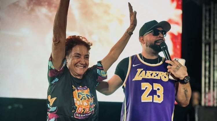 M�sico Leandrinho Tigr�o se alegra ao ver prefeita dan�ando ao som do Bonde 