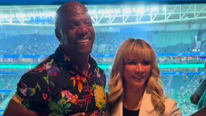 Ator de 'As Branquelas' vai a jogo e posa com camisa de gigante brasileiro