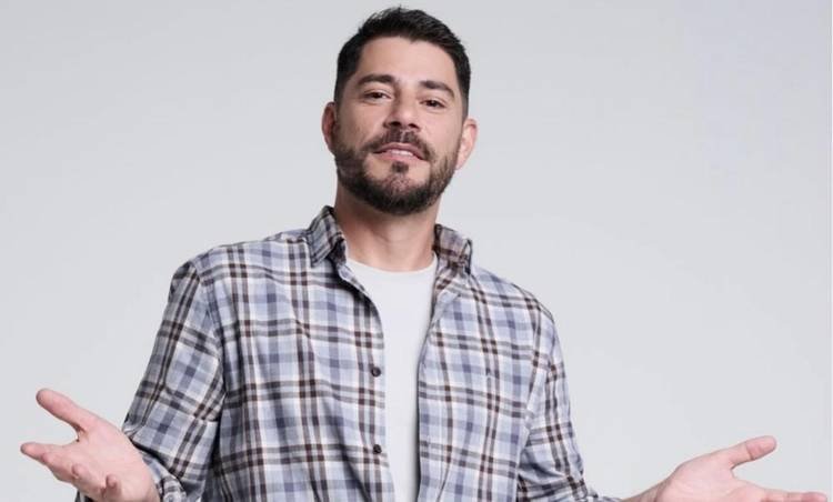 Evaristo Costa exp�e recado pol�mico e resposta vira assunto na web