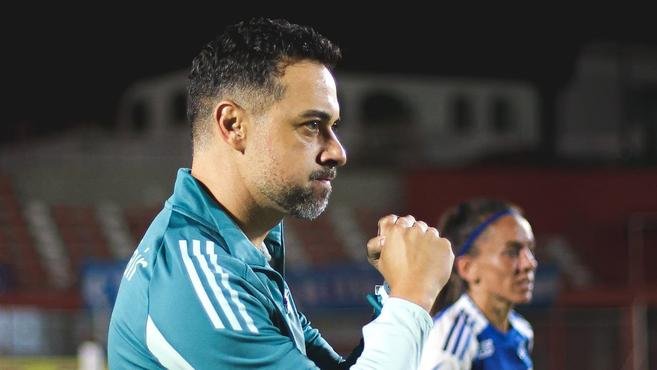 Tcnico do Cruzeiro  finalista de prmio de melhor do mundo em 2025