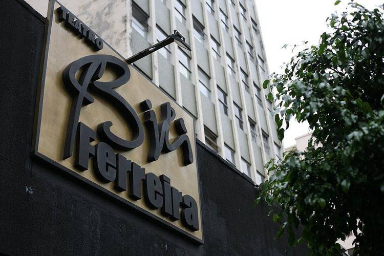 Teatro Bibi Ferreira, na capital paulista, resiste e mantém portas abertas com apoio coletivo