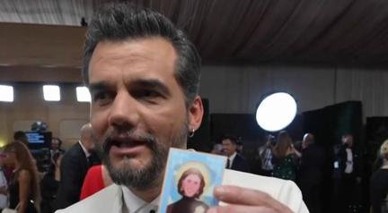 Conhe�a artista da 'Fernanda da Sorte', santinho que circulou no Globo de Ouro