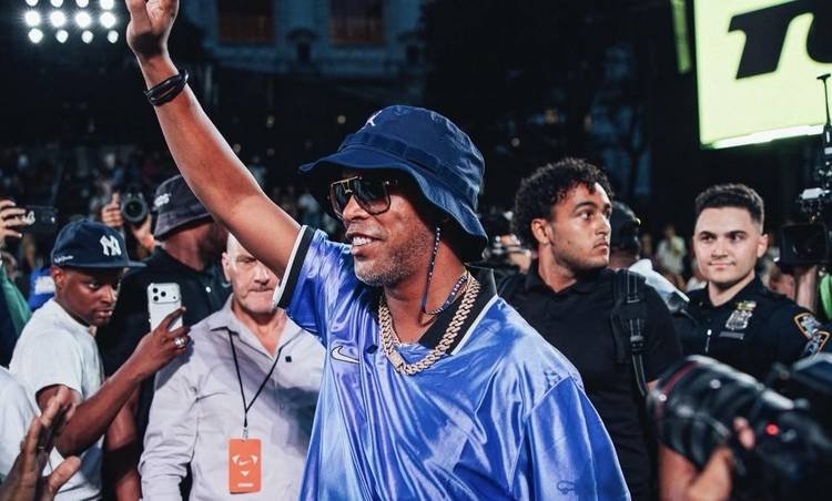 Ronaldinho Gaúcho vira miniatura oficial em meio à disputa da Copa 
