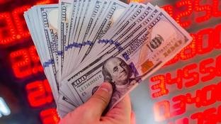 D�lar fecha abaixo de R$ 5 pela 1� vez em mais de 2 anos