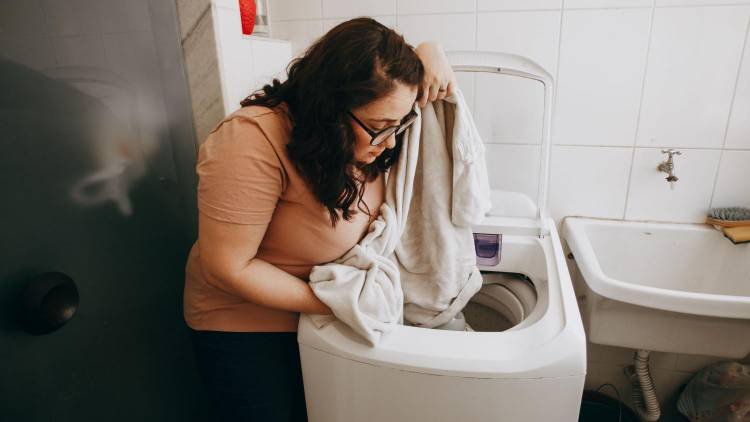 7 erros na máquina de lavar que podem estar estragando suas roupas