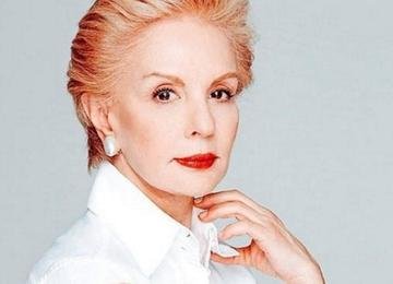 10 looks elegantes para mulheres 50+, de acordo com Carolina Herrera