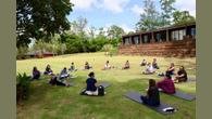 Retiros femininos surgem como tendência global em expansão. Segundo o Global Wellness Summit, os 'women's retreats' — incluindo os voltados à menopausa — avançam na Europa, Reino Unido e Ásia, associados à redução de sintomas com manejo do estresse e mudanças no estilo de vida. No Brasil, Aline Ambrósio adapta o modelo com foco em saúde, meditação e regulação emocional.