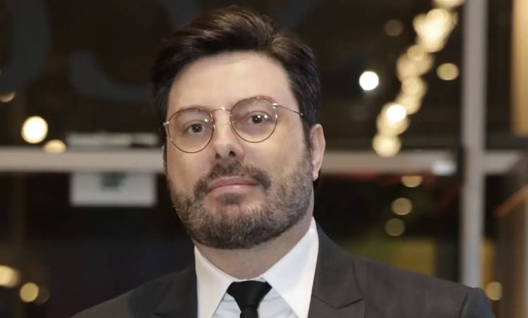 Danilo Gentili critica ato do PT na porta de sua casa: 