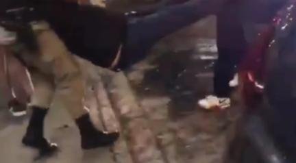 Policial civil e cadeirante ficam feridos ap�s arma do agente disparar 