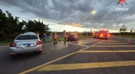 Colis�o entre carros deixa um ferido na DF-009, sentido no Lago Norte 