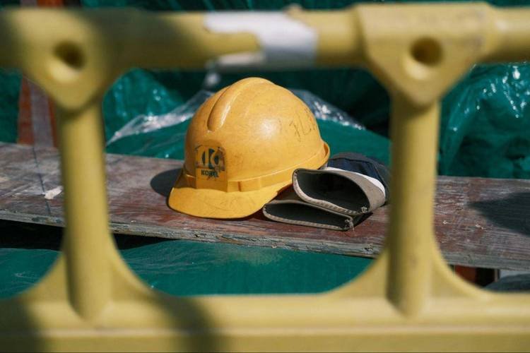 Seleção de equipamentos de segurança utilizados em obras de construção civil, incluindo capacete e luvas de proteção