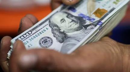 Dólar abre em queda