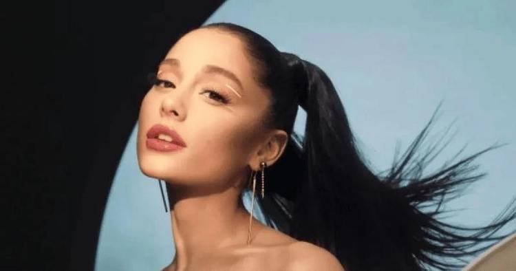 Ariana Grande presenteia f� mirim que luta contra c�ncer