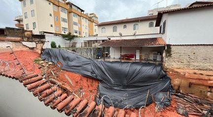 Muro de casa cai e deixa moradores desesperados em BH