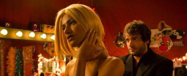 Jaloo e Humberto Carr�o em cena do filme Para�so Proibido