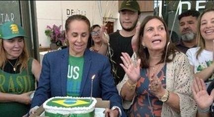 Bolsonaro ganha bolo de anivers�rio e parab�ns na porta do hospital; v�deo