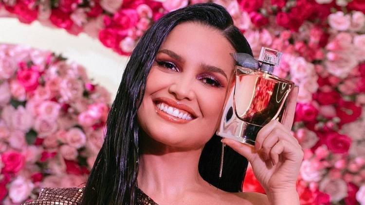 Juliette posa para foto segurando o perfume La Vie Est Belle