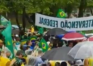 Manifestantes ocupam uma das maiores avenidas de BH