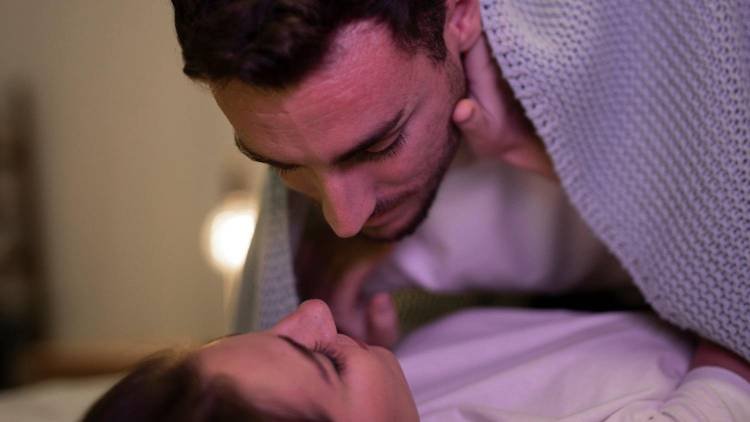 Por que algumas pessoas fazem menos barulho durante o sexo? Entenda