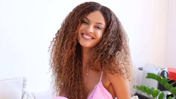 Atriz curtiu o feriado prolongado com bastante praia e sol