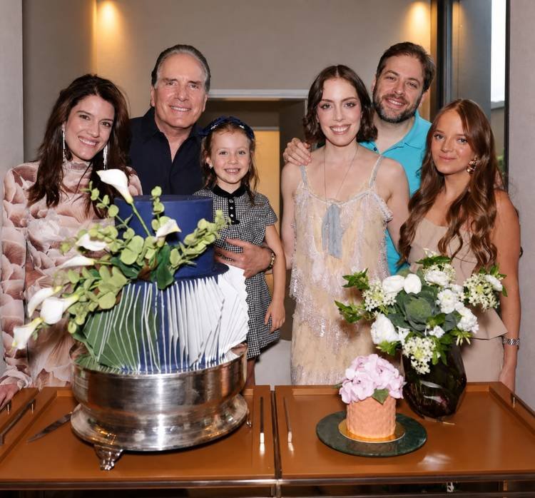 Roberto Justus celebrando o anivers�rio ao lado dos cinco filhos