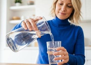 Quantos copos de água você deve beber por dia para proteger o coração?