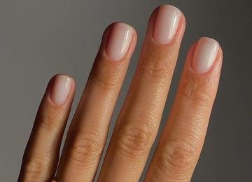 Milk nails: 7 esmaltes para copiar a tendência de unhas leitosas