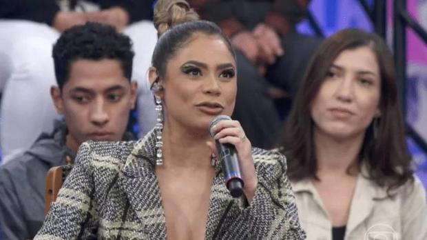 Livre, leve e solteira, Lexa � flagrada no colo de ex-BBB