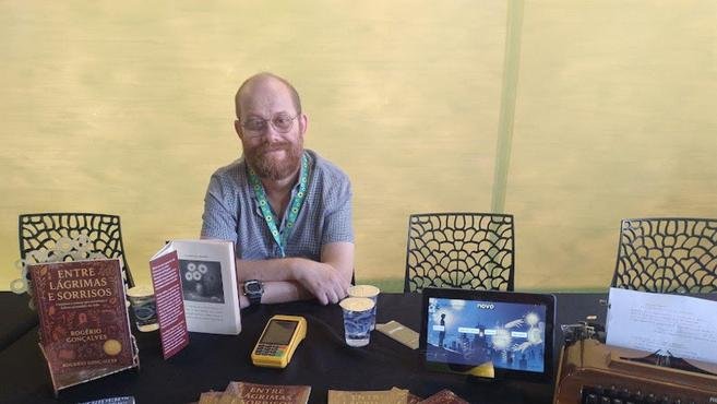 Cronista e contista Rog�rio Gon�alves lan�a 'Entre l�grimas e sorrisos'