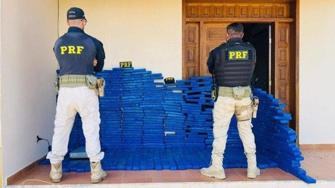 Jovem � preso com cerca de 370 kg de maconha em porta-malas�na BR-251