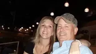 Mulher resgata homem que se afogava e descobre que ele � procurado por homic�dios - foto: Ellis, de 64 anos, teria matado a tiros sua esposa de 13 anos, Stacie Ellis Mason, e o colega de trabalho dela, Danny Ooley, no estacionamento da Biblioteca Principal do Condado de Indian River, em Vero Beach, no dia 24 de mar�o | Foto: Reprodu��o Fecebook 