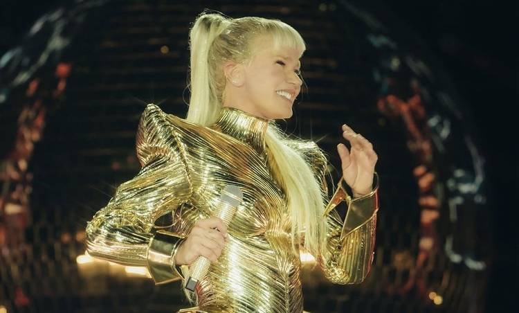 Xuxa Meneghel estreia megashow histórico, lota estádio e vira alvo de polêmicas