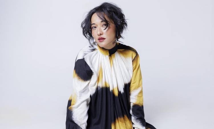 Jacqueline Sato se inspira em aura oitentista de Madonna em novo filme nacional