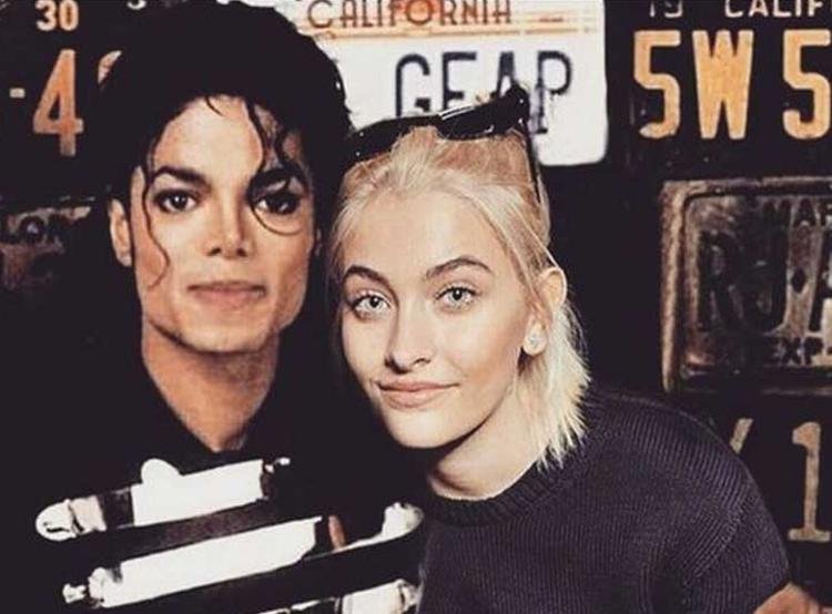 O cantor norte-americano Michael Jackson ao lado de sua filha Paris (FOTO: Reprodu��o)