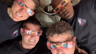 Artemis II: Quanto ganham os astronautas da NASA? Confira - foto: A tripula��o da miss�o Artemis II usa �culos de prote��o para observar o eclipse solar durante sua �rbita lunar | Foto: Nasa