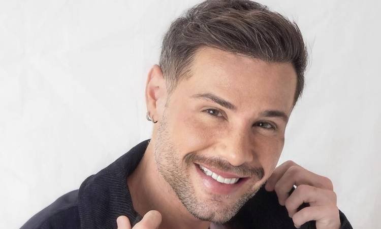 Alex Gallette causa agita��o com enigma sobre cantora no reality 