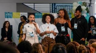 Bastidores da fama: atrizes da Globo participam de encontro com jovens no Rio