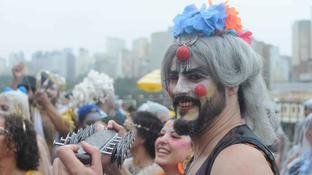 Bloco Corte Devassa faz crítica e sátiras às monarquias e colonizadores